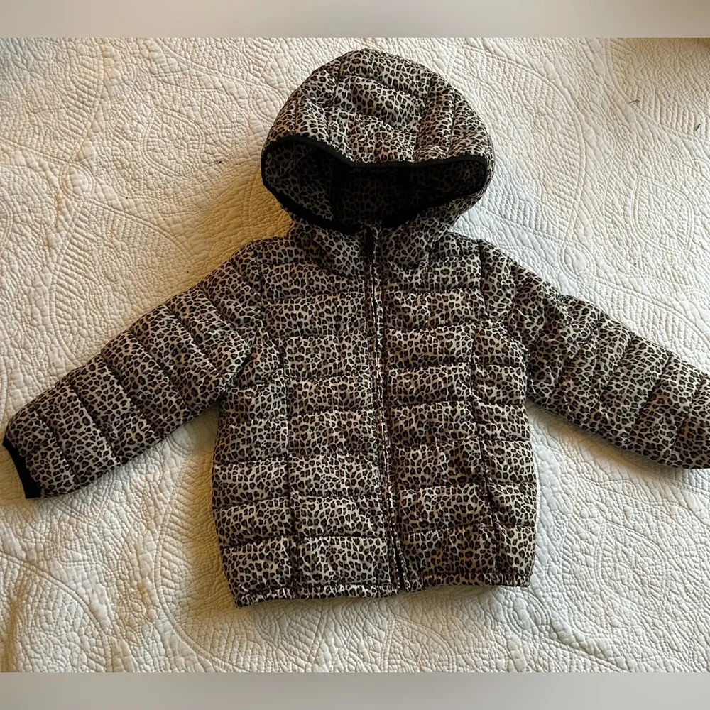 Baby Gap girl’s  hooded leopard puffer coat size 3. Mid weight thickness. Nice!